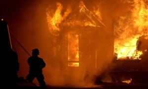 Бездомник опожари къща в Кесарово, вкараха го в интензивното с 10% изгаряния