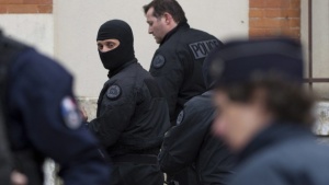 Със закон: Полицаите във Франция ще стрелят след две предупреждения