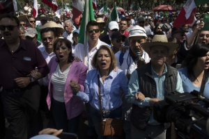 Хиляди мексиканци протестираха край Сиудад Хуарес срещу стената на Тръмп