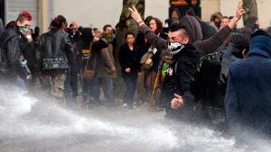 Хиляди излязоха на протести срещу полицейското насилие във Франция