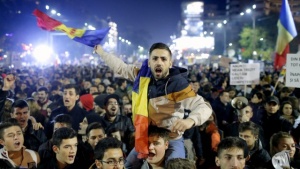 Хиляди протестираха пред парламента в Букурещ, искат оставката на правителството