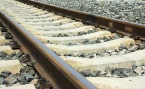Товарен влак отнесе жена край Сливен, подозират самоубийство