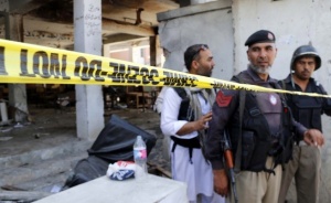 Атентатори самоубийци атакуваха съд в Пакистан, най-малко четирима са загиналите