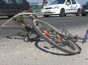 ТИР помете колоездач на кръстовище в Казанлък