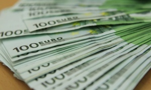 Спад на еврото на фона на притесненията около президентските избори във Франция