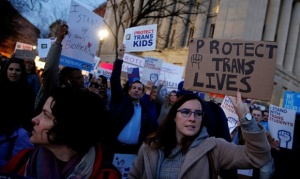 Стотици транссексуалисти излязоха на анти-Тръмп протести в САЩ