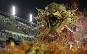 Платформа с танцьори по самба се вряза в публиката на карнавала в Рио, най-малко осем пострадаха