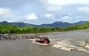 Опасни наводнение в Перу! Придошлата река Рио Секо повлече пътнически автобус