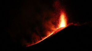 Уникално! Най-голевият вулкан в Европа изригна (ВИДЕО)