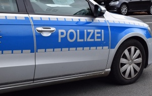 Германец, заподозрян в убийството на баба си, прегази двама полицаи