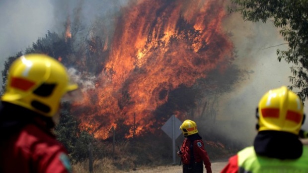 Чуждестранни военни и пожарникари се включиха в борбата с пожарите в Чили