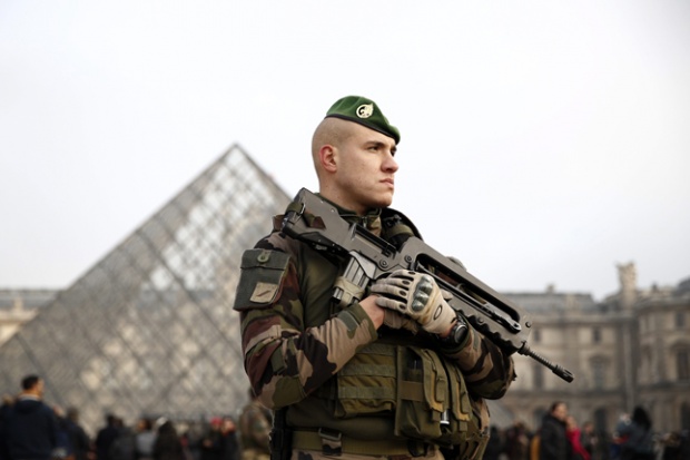 Френски военен стреля по мъж с нож край Лувара (ВИДЕО)