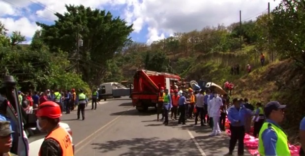 16 загинали при катастрофа на училищен автобус и камион в Хондурас