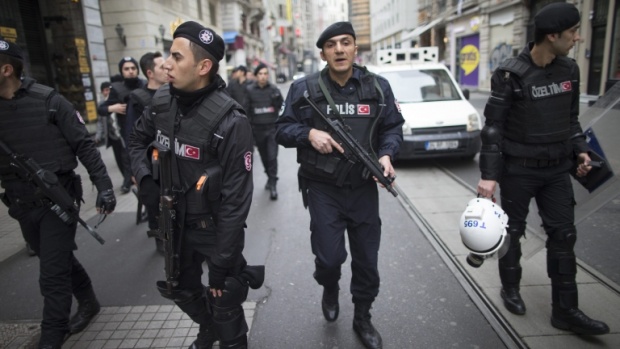 В Турция арестуваха над 1 300 души по подозрение в тероризъм и връзки с ФЕТО