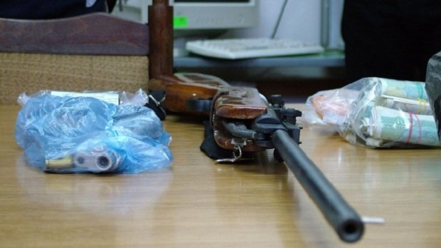 Откриха незаконни оръжия и боеприпаси в къща в Копривщица