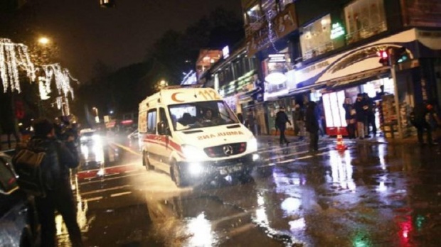 Терористи откриха огън в кафене в Истанбул, има ранени (ВИДЕО)