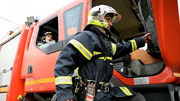 Пожарникари рязаха входна врата заради дете в Шумен
