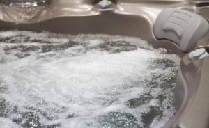 Състоянието на детето, засмукано от джакузи, се подобрява, но още има опасност за живота му