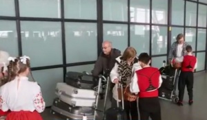 Ученици посрещат и изпращат пътниците на Летище София с мартеници