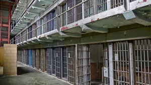 Престъпници търсят обезщетения за лошите условия в затвора в Сливен