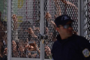 Служители на кметството в Лесбос въртяли наркобизнес с бежанците в Мория