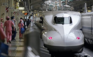 Кола горя при удар с пътнически влак в Япония, има жертви
