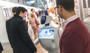 Реплика на робот-беглец посреща пътници в московското метро