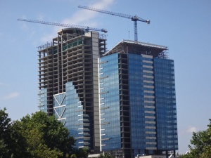 Вижте клип на украсените за 3-ти март кули на „Милениум център“ до НДК, заснет с дрон (ВИДЕО)