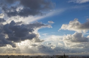 Повече облаци в днешния ден, възможни са и превалявания. Максималните температури ще са около 20°