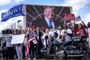 Десетки хиляди излязоха на шествия в подкрепа на президента Тръмп (ВИДЕО)
