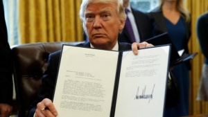 Тръмп подписва новия указ за мигрнатите в САЩ