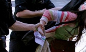 Малолетни тарашат магазини във варненския мол