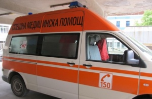 Мъж и дете са в тежко състояние след като кола се вряза в линейка в столицата