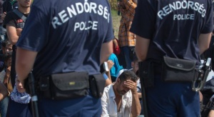 Унгария одобри задържането на търсещите убежище мигранти в контейнерни лагери