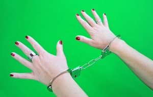 Арестуваха 2 жени излъгали десетки хора за над 200 000 лева