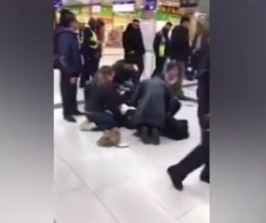 Въоръжен с брадва нападна хора на жп гарата в Дюселдорф