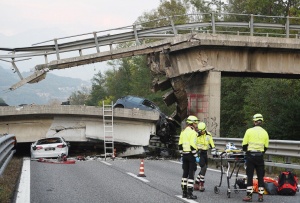 Двама загинаха при пропадане на виадукт над магистрала в Италия