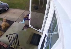 Момиченце беше буквално отнесено от вихъра