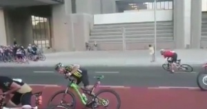 Ураганен вятър издуха участници във велообиколка в Африка