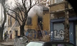 Горя изоставена сграда в София