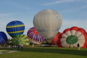 Десетки туристи постраддаха при приземяване на въздушни балони