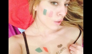 Скандална манекенка обеща орална любов на над 19 млн. италианци заради Ренци (СНИМКИ)