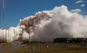 Седем души ранени при взривове в склад за фойерверки (ВИДЕО)