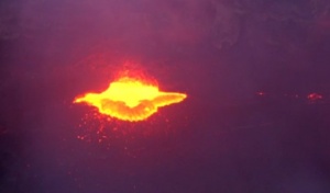 Течна лава продължава да тече от вулкан в Хаваите