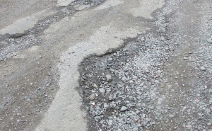 Със затоплянето започна и кърпенето на дупките по пътя София – Ботевград