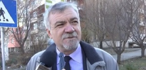 За да спести общински пари! Кмет сам прави пътни знаци