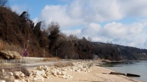 Опасност от свлачище по крайбрежната алея във Варна