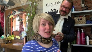 В Германия предлагат подстрижка с бонус – масаж от питон