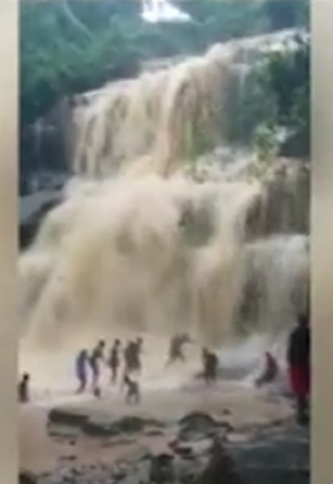 20 ученици станаха жертва на буря в Гана