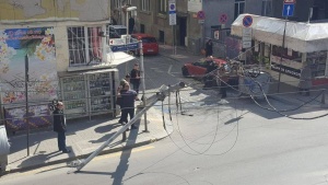 Паднал стълб блокира ул. "Раковски" в столицата Стълб падна на ул. „Раковски” в столицата и блокира движението